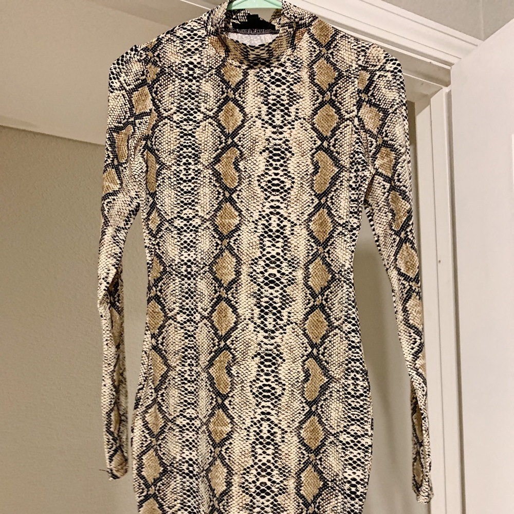 Snakeskin spandex, long sleeve mini dress!